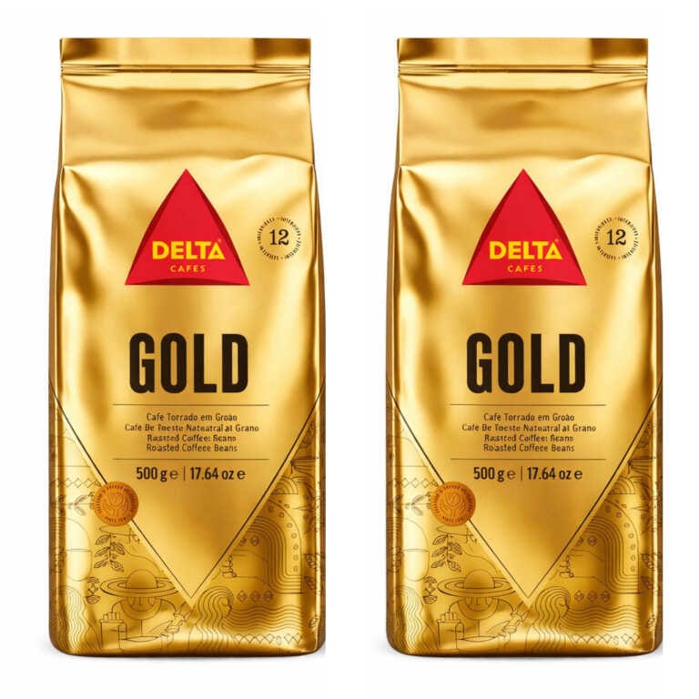 Delta Cafés Gold 1 kg-förpackning: två påsar med 500 g kaffebönor, guldfärgad förpackning med röd logotyp och triangel.