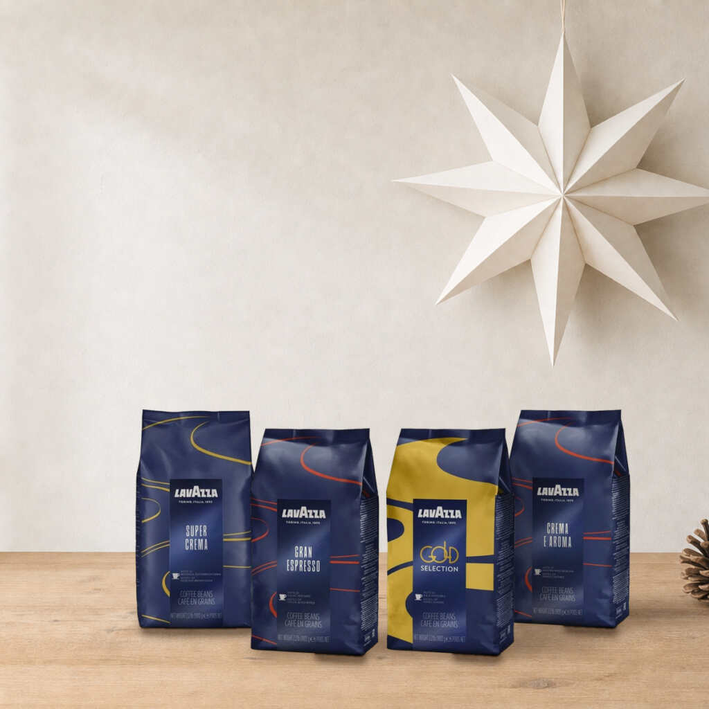 Coffret Dégustation Lavazza sur une table en bois, sous une étoile en papier, près de pommes de pin