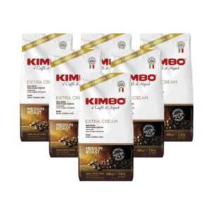 Κόκκοι καφέ KIMBO EXTRA CREAM, 6 συσκευασίες του 1 κιλού, λευκή και χρυσή συσκευασία με το λογότυπο και τους κόκκους καφέ ορατούς.