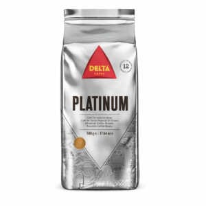 DELTA PLATINUM 500 g kavos pupelės, sidabrinė pakuotė su raudonu ir auksiniu logotipu, modernus ir elegantiškas dizainas.