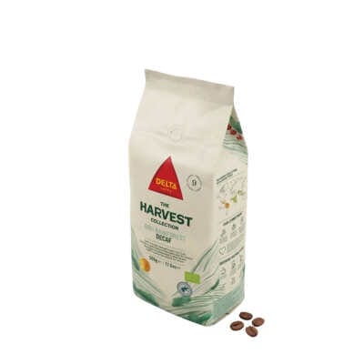 Embalagem de 500g de café em grão descafeinado biológico da linha The Harvest Collection da Delta Cafés, com um design claro e um logótipo visível