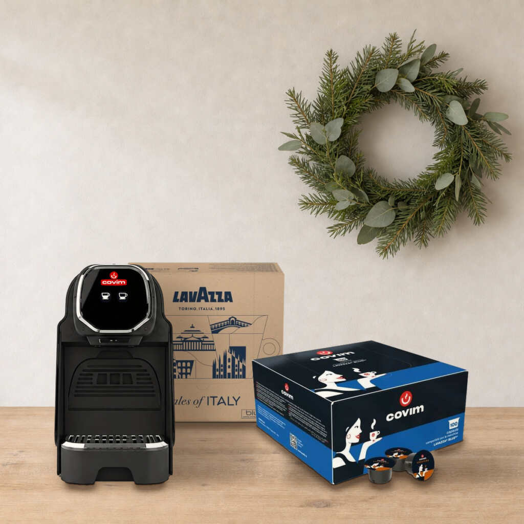 Coffret machine + cafés Covim CO120 sur une table en bois, sous une couronne de sapin et d’eucalyptus