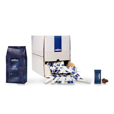 Contenu du coffret Pause café du bureau Lavazza : un paquet de café en grains Lavazza Gran Espresso de 1 kg, un carton d’amandes cacaotées et une boîte de bûchettes de sucre Lavazza
