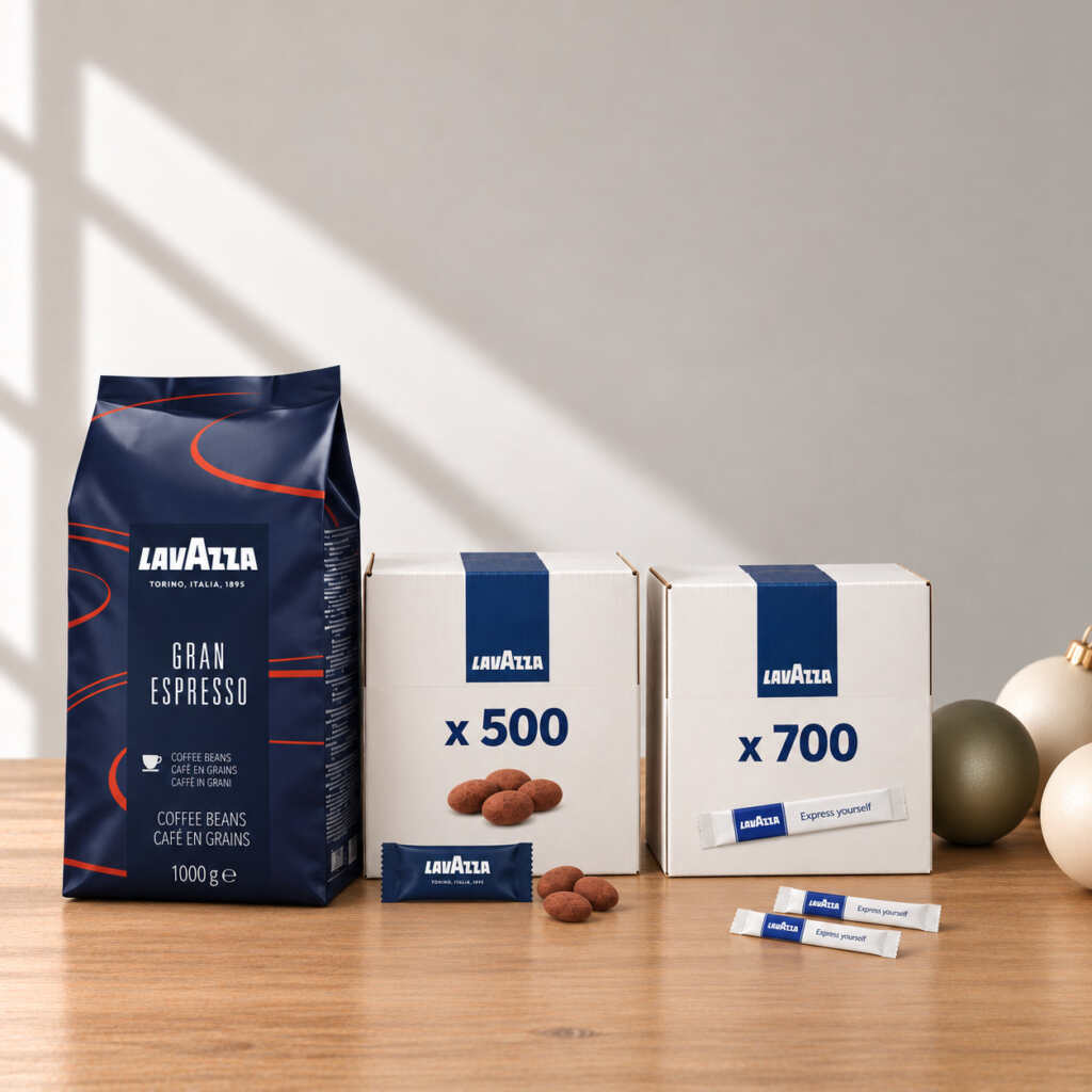 Coffret Pause café du bureau Lavazza sur une table en bois, près de boules de Noël