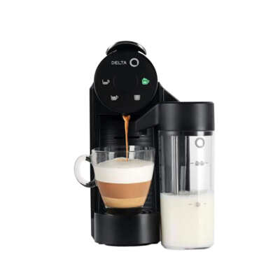 Machine à café Delta Q Mini MilkQool — Noire, vue de face, un café coule dans une tasse en verre à côté du réservoir à lait