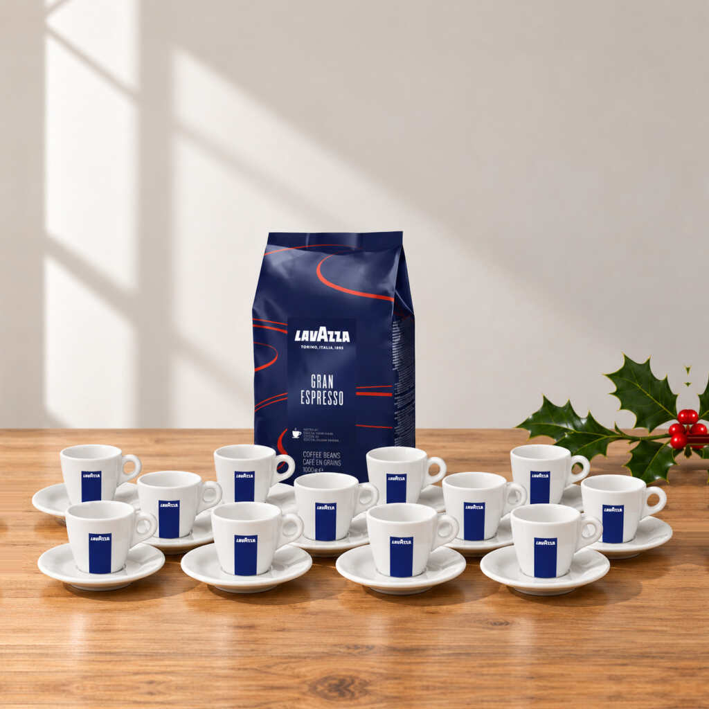 Set Espresso Lavazza sur une table en bois, près d’une branche de houx